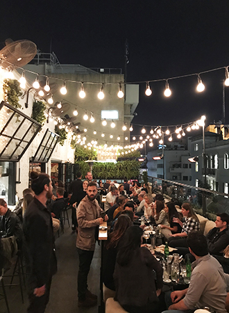 Jovens em Rooftop bar na noite de Tel Aviv